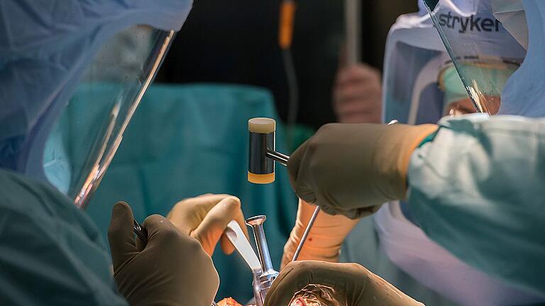 Bei einer Knie-Prothesen-OP wird auch gehämmert. Bei einer Knie-Prothesen-OP wird auch gehämmert.