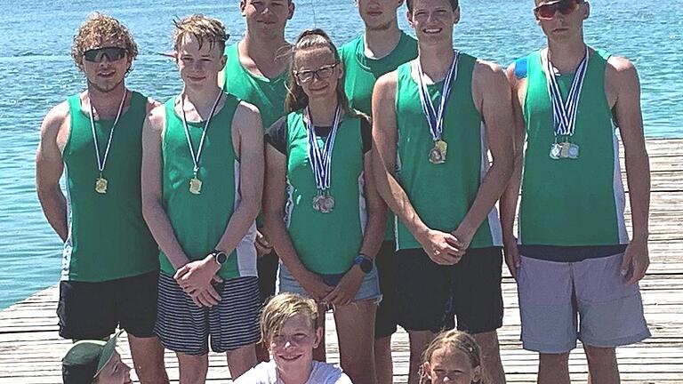 Das Team des KSC Gemünden kehrte mit zahlreichen Titeln von der bayerischen Meisterschaft im Kanurennsport zurück. Bei hohen Temperaturen verbrachte man das vergangene Wochenende auf der Olympia-Regattastrecke in Oberschleißheim. In zahlreichen kräftezehrenden Wettkämpfen wurden viele gute Platzierungen sowie sechs Gold-, fünf Silber- und fünf Bronzemedaillen erkämpft.  Folgende Gemündener Kanuten errangen Medaillen: Simon Bald (1 x Gold, Leistungsklasse), Daniel Herbert (1 x Gold, 2 x Silber, 1 x Bronze), Max Wirthmann (1 x Gold), Felix Ziegler (1 x Gold, 2 x Silber, 1 x Bronze), Lukas Zuber (1 x Gold, 2 x Silber, 1 x Bronze, alle männliche Jugend), Tara Kunz (2 x Silber, 2 x Bronze, weibliche Jugend) und Nele Kunz (4 x Gold, 2 x Silber, 1 x Bronze, Schülerinnen B).