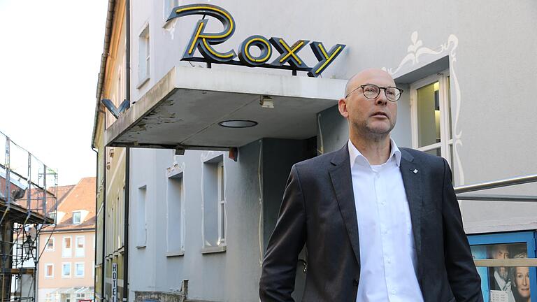 Bauamtsleiter Oliver Graumann vorm Roxy am Rosenberg. Das Kino liegt mitten im Quartier 4. Dass sich dort langsam etwas tut, ist am Gerüst im Hintergrund zu sehen. Bauamtsleiter Oliver Graumann vorm Roxy am Rosenberg. Das Kino liegt mitten im Quartier 4. Dass sich dort langsam etwas tut, ist am Gerüst im Hintergrund zu sehen. 