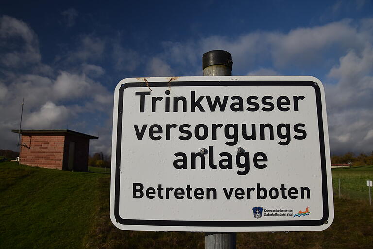 Brunnen in Seifriedsburg: Das Kommunalunternehmen Stadtwerke Gemünden hat im Stadtteil Seifriedsburg mit Landwirten ein Pilotprojekt begonnen, um das Trinkwasser besser zu schützen. Brunnen in Seifriedsburg: Das Kommunalunternehmen Stadtwerke Gemünden hat im Stadtteil Seifriedsburg mit Landwirten ein Pilotprojekt begonnen, um das Trinkwasser besser zu schützen.