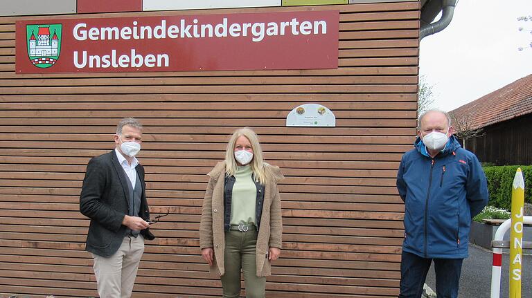 Die Kindertagesstätte Unsleben wurde als Biosphärenkita ausgezeichnet. Das Bild zeigt von links: Bürgermeister Michael Gottwald, Michael Geier und die Kita-Leiterin Nicola Atzori. Die Kindertagesstätte Unsleben wurde als Biosphärenkita ausgezeichnet. Das Bild zeigt von links: Bürgermeister Michael Gottwald, Michael Geier und die Kita-Leiterin Nicola Atzori.