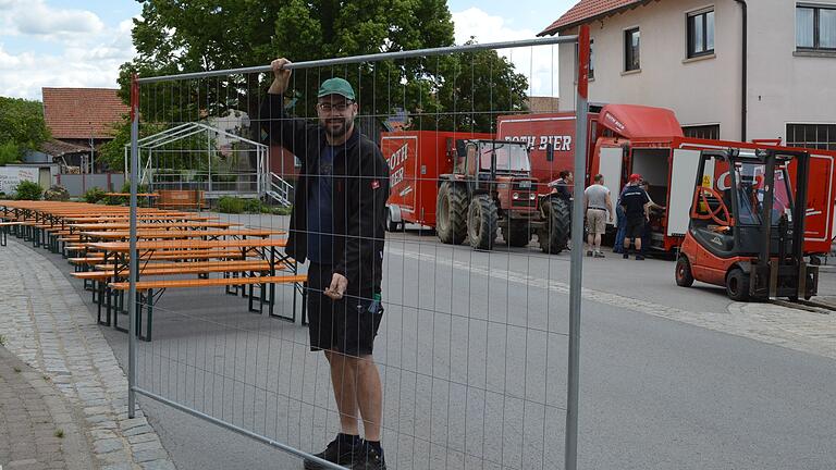 Seit mehreren Tagen rüsten die Feiwilligen im Ort für das Großereignis. Unser Foto entstand am Mittwoch, als bereits die ersten Bänke standen und die Getränke angeliefert wurden.