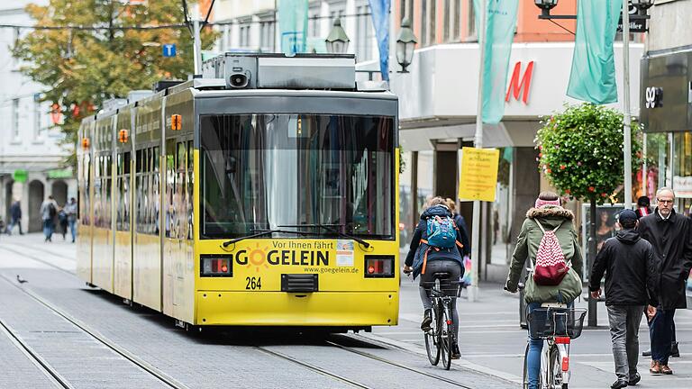 Archivbild eines Straba-Zuges der GT-N-Reihe unterwegs in der Schönbornstraße in Würzburg. Ein Fahrzeug des Typs soll zunächst für den Test- und Fahrschulbetrieb wieder eingesetzt werden.