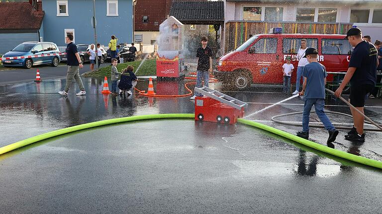 Die Kleinen hatten viel Spaß bei den Löscharbeiten und dem Schieben des kleinen Feuerwehrautos.