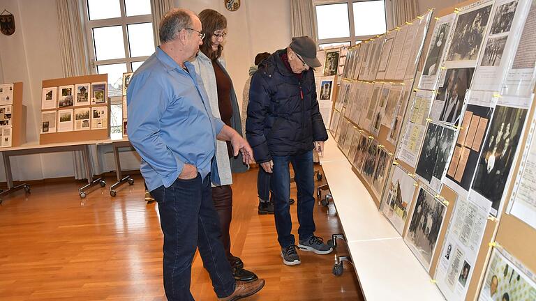 Unter dem Titel 'Vergangenes bewahren – Heimat neu entdecken' widmete sich Hilmar Schenk (im Vordergrund) in einer Ausstellung besonderen Themen und Schicksalen aus der Geschichte Knetzgaus.