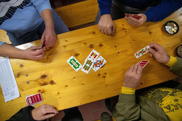 Beim Schafkopf spielen mit Jung und Alt lernt man schnell neue Leute kennen. Beim Schafkopf spielen mit Jung und Alt lernt man schnell neue Leute kennen.
