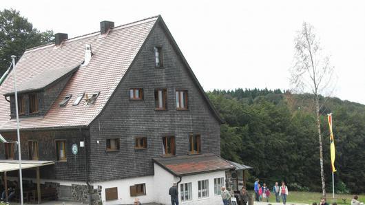 Die Wanderer legen vor dem Würzburger Karl-Straub-Haus eine Verschnaufpause ein. Fotos: Joachim Rübel       -  Die Wanderer legen vor dem Würzburger Karl-Straub-Haus eine Verschnaufpause ein. Fotos: Joachim Rübel