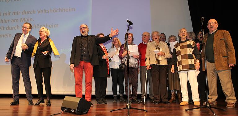 Günther Stadtmüller hatte mit dem Seniorenchor der Sozialstation ein von ihm getextetes neues Veitshöchheim-Lied nach der Rumba-Melodie 'Spiel noch einmal für mich Habanero' einstudiert, das der Chor beim Neujahresempfang der Gemeinde Veitshöchheim mit den über 500 Besuchern im Saal anstimmte.