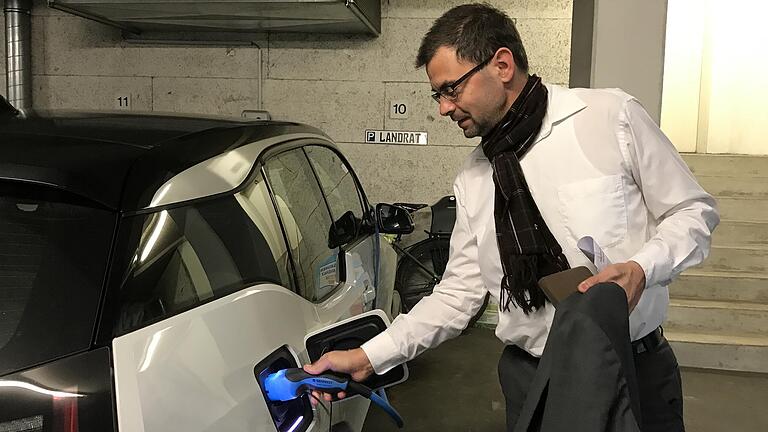 Der Landrat tankt Strom: Jens Marco Scherf erledigt seine Dienstfahrten mit einem Elektroauto.