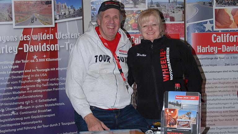 Organisator Eberhard Herrmann und seine Partnerin Heike Brock strahlen angesichts der tollen Resonanz von 9000 Besuchern zur 15. Wheelies-Motorradmesse.