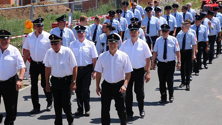 Verweigern ihm die Feuerwehrkameraden die Gefolgschaft? Kreisbrandrat Michael Reitzenstein (vorne rechts) steht in der Kritik und wehrt sich. Das Foto ist 2019 beim Festzug anlässlich des 150-jährigen Bestehens der Freiwilligen Feuerwehr Greußenheim entstanden.