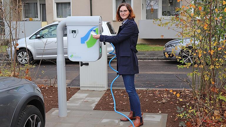 Strom laden mit bis zu 22 Kilowatt. Anna-Sarah Ockert, Leiterin Neue Energiesysteme, lädt an der neuen Ladesäule am Hauptfriedhof.