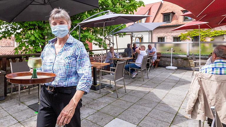 Testpflicht und Terminvereinbarung könnten für die Gastronomie im Landkreis Würzburg bald entfallen. Im Bild das Weinrestaurant Spielberg in Randersacker.&nbsp;