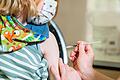 Auf diesem Foto vom Dezember 2021 wird gerade ein Mädchen in Lüneburg gegen das Coronavirus gepikst. Auch im Landkreis Haßberge gibt es spezielle Angebote für Fünf- bis Elfjährige.&nbsp; &nbsp;
