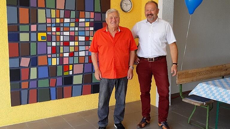 Bürgermeister Michael Gram (rechts) gratulierte Werner Zürn vor einem vom Malermeister selbst gestalteten Bild zum 80. Geburtstag.