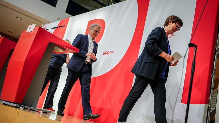 Nach den Landtagswahlen in Sachsen und Thüringen       -  Nach dem Wahldebakel: SPD-Spitzenleute verlassen ihre Pressekonferenz