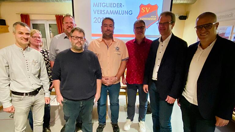 Die geehrten Sven Becker (vierter von links) und Alexander Beck (fünfter von links) mit der Vorstandschaft des SV Kleinochsenfurt und den Ehrengästen.