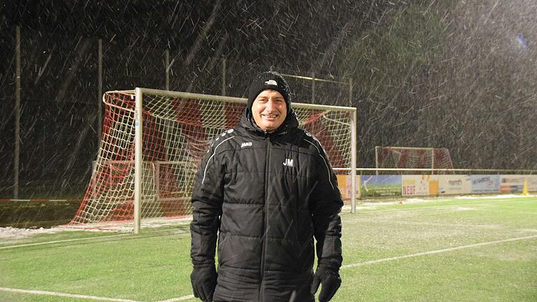 Jochen Mill hatte am Freitagabend gut lachen: Seine Mannschaft gewann im letzten Heimspiel vor der Winterpause mit 3:2 gegen den SV Alemannia Haibach, nachdem der Sportleiter der TuS Frammersbach selbst zuvor zwei Stunden lang den Kunstrasenplatz an der Orber Straße von Schnee befreit hatte.