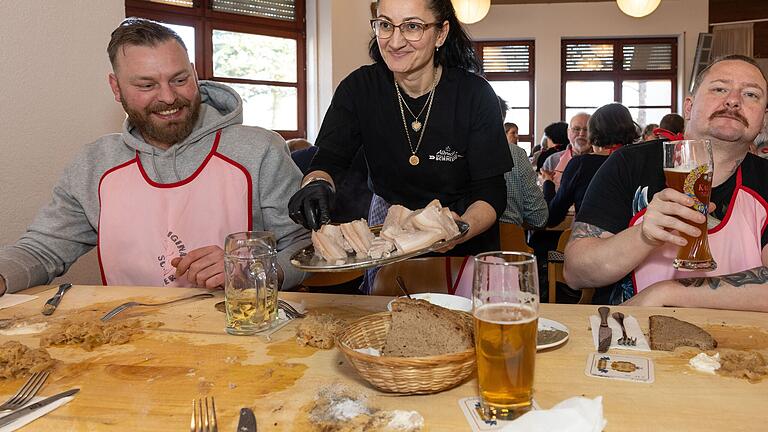Da kommt Freude auf: Fleisch wird ständig nachgeliefert. Alleine 60 Kilogramm Schweinebauch werden bei der Schlachtschüssel am Deutschhof verputzt. Da kommt Freude auf: Fleisch wird ständig nachgeliefert. Alleine 60 Kilogramm Schweinebauch werden bei der Schlachtschüssel am Deutschhof verputzt.