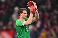Bayern München - Bayer Leverkusen       -  Torwart Jonas Urbig bedankt sich nach seinem Champions-League-Debüt bei den Bayern-Fans.