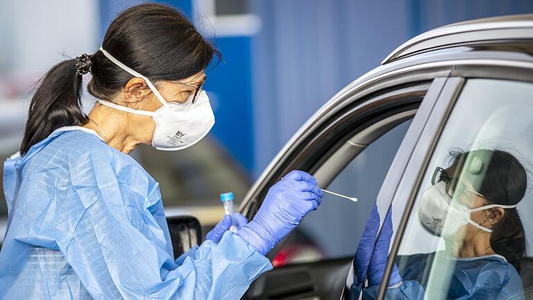 Als 'weiterhin diffus' bezeichnet das Gesundheitsamt Haßberge das Corona-Ausbruchsgeschehen im Haßbergkreis. Die Tests, die unter anderem am Kreisabfallzentrum in Wonfurt (unser Bild) genommen werden, bringen Infektionen bei Menschen aus dem gesamten Landkreis und unterschiedlichsten Alters ans Tageslicht. Als 'weiterhin diffus' bezeichnet das Gesundheitsamt Haßberge das Corona-Ausbruchsgeschehen im Haßbergkreis. Die Tests, die unter anderem am Kreisabfallzentrum in Wonfurt (unser Bild) genommen werden, bringen Infektionen bei Menschen aus dem gesamten Landkreis und unterschiedlichsten Alters ans Tageslicht.