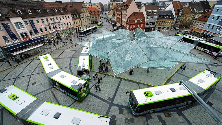 Der Busbahnhof am Roßmarkt ist laut Gutachter eine Stärke des Schweinfurter Bussystems. Gleichwohl gibt es Verbesserungsbedarf bei der Taktung der Linien und dem Umsteigen.