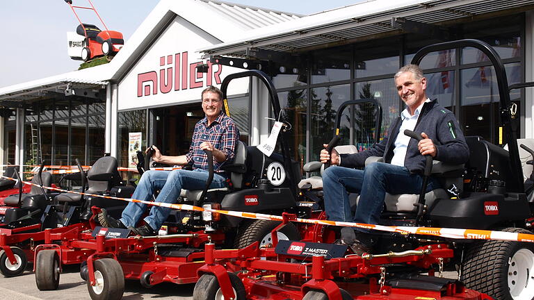 Frühjahrsmesse Landtechnik Müller       -  Am Tag vor Messebeginn: Impressionen von Landtechnik Müller in Holzhausen. Im Bild die Geschäftsführer Karl und Leo Müller.