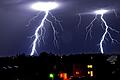 Zwei Blitze schlagen über Gerolzhofen ein. Für Freitagnachmittag werden schwere Gewitter erwartet.