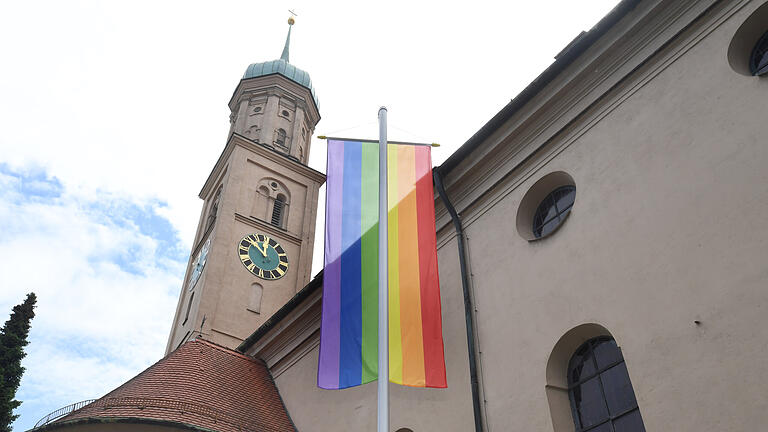 DSC_3420.jpeg - Zeichen der Verbundenheit: Eine Augsburger Pfarrgemeinde hisste die Regenbogenfahne. Sie steht für Toleranz und die Vielfalt sexueller Orientierungen. DSC_3420.jpeg - Zeichen der Verbundenheit: Eine Augsburger Pfarrgemeinde hisste die Regenbogenfahne. Sie steht für Toleranz und die Vielfalt sexueller Orientierungen.