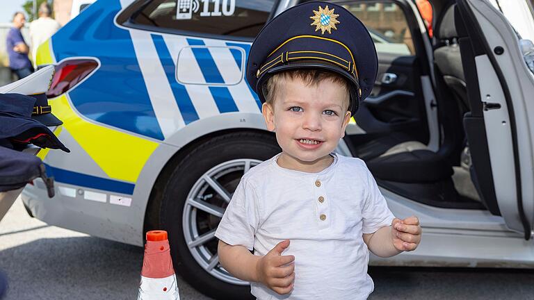 Mal im Polizeiauto sitzen und eine Uniformmütze aufsetzen: Für viele Kinder war das das Tollste beim Tag der offenen Tür der Polizei in Schweinfurt.&nbsp;