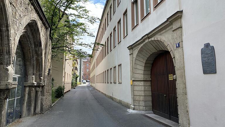 Standort der früheren Israelitischen Lehrerbildungsanstalt in der Bibrastraße 6 in Würzburg, rechts neben dem Tor die Gedenktafel für Rabbiner Seligmann Bär Bamberger.