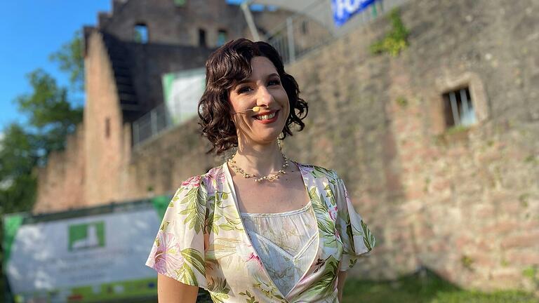 Isabell Lang (39) aus Neuendorf hat ein Faible für Musikstücke und ist deshalb in diesem Jahr auch wieder im Musiktheater 'Die Fledermaus' am Start. Isabell Lang (39) aus Neuendorf hat ein Faible für Musikstücke und ist deshalb in diesem Jahr auch wieder im Musiktheater 'Die Fledermaus' am Start.