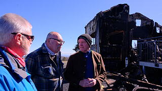 Brand Kissinger Hütte mit (Marienfigur) und Landrat Thopmas Habermann mit Manfred Egert und Horst Karl.