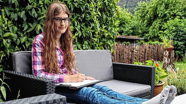 Am liebsten zeichnet Sarah Slawik ihre Comics im heimischen Garten. Im Freien und in der Natur sei sie am kreativsten, sagt die 16-Jährige.