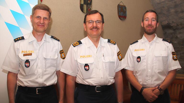 Stabwechsel bei der Polizeiinspektion Kitzingen: Polizeidirektor Markus Hack (links) folgt als Leiter auf Polizeirat Christian Georgi (rechts), der ins Polizeipräsidium Würzburg wechselt. Ihnen gratulierte Polizeipräsident Gerhard Kallert.