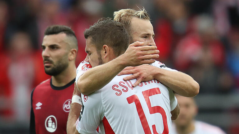 Regensburga Jan-Marc Schneider (rechts) jubelt mit seinem Kollegen Marco Grüttner über seinen Treffer in der letzten Minute der Nachspielzeit zum 1:1, dahinter ist Nürnbergs Mikael Ishak restlos bedient.&nbsp;