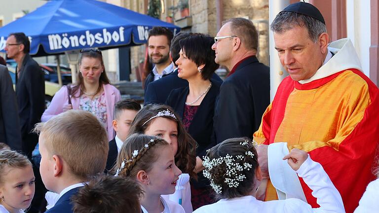 Ein Pfarrer und seine Gemeinde: Die Pfarrgemeinde Wiesentheid hat mit Pfarrer Peter Göttke eine sehr lebendige, gesegnete  Verbindung, wie es hier auf dem Bild von der Erstkommunion 2018 in der St. Mauritiuskirche deutlich wird. Nun führt der Weg von Göttke nach Würzburg zu seiner neuen Herausforderung.