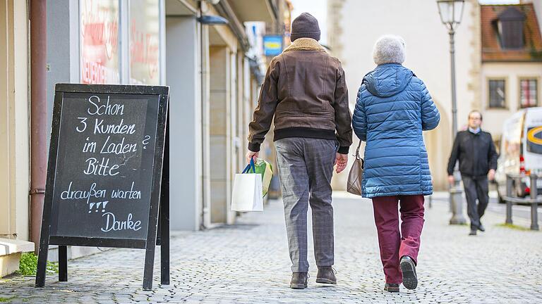 Die Zahl an Corona-Neuinfektionen geht nach unten. Damit das so bleibt, ist es jedoch weiterhin nötig, die Regeln einzuhalten. Dazu gehört auch, dass sich nicht zu viele Kunden gleichzeitig in einem Laden aufhalten dürfen. Darauf weist auch dieses Schild in Haßfurt hin. Die Zahl an Corona-Neuinfektionen geht nach unten. Damit das so bleibt, ist es jedoch weiterhin nötig, die Regeln einzuhalten. Dazu gehört auch, dass sich nicht zu viele Kunden gleichzeitig in einem Laden aufhalten dürfen. Darauf weist auch dieses Schild in Haßfurt hin.