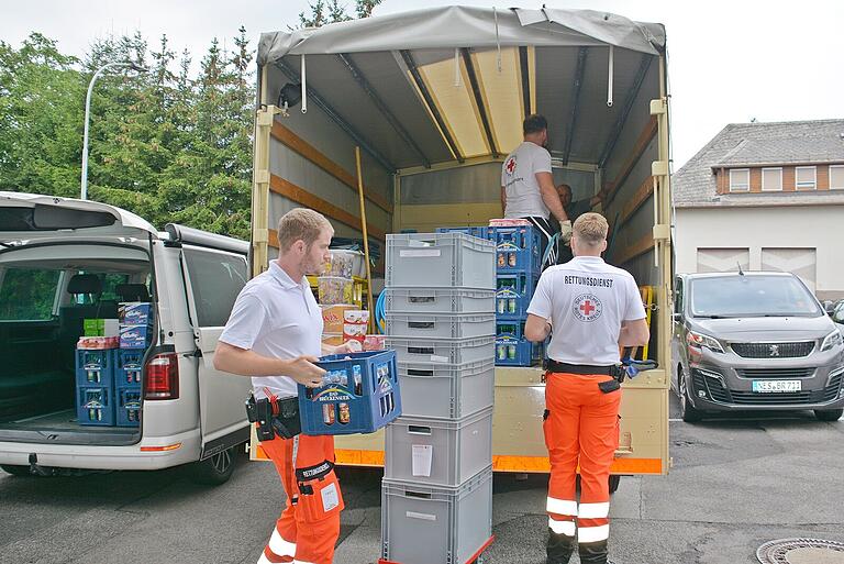 Um die Mittagszeit wurden an der Wache in Bischofsheim die Fahrzeuge mit den notwendigen Gerätschaften und Verpflegung bestückt.&nbsp;