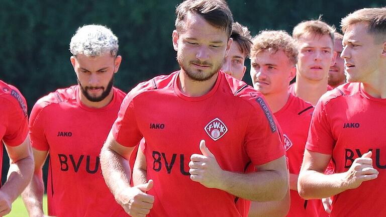 Neu-Kapitän Peter Kurzweg (vorne) beim Trainingslager des FC Würzburger Kickers in Amberg)