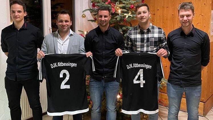 Ein gemeinsames Foto mit Vereinsführung der DJK Altbessingen und Trainern zur Vertragsverlängerung: (von links) Dominik Göbel (stellvertretender Vorstand Sport), Christian Brauner (Trainer), Julian Weidner (Vorstand Sport), Michael Winkler (spielender Co-Trainer) und Pascal Warmuth (stellvertretender Vorstand Sport).