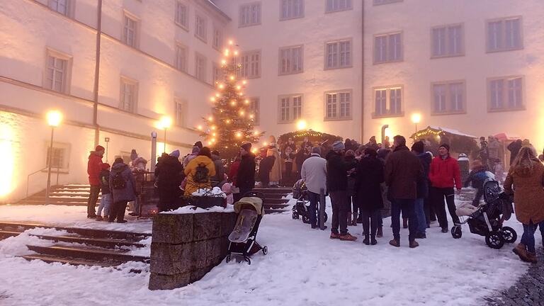 Nikolausbesuch auf dem Fladunger Marktplatz.