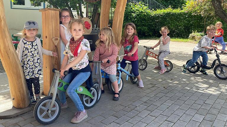 Einmal auftanken, bitte: Das freie Spielen macht Marie, Clara, Laura, Emma, Charlotte, Felicitas, Illay und Medina im Garten des Kitzinger Kindergartens Friedenskirche besonders viel Spaß.