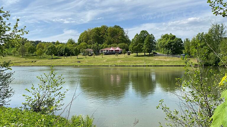 Der Burgwallbacher See ist in den Sommermonaten wieder Anziehungspunkt für viele Gäste, die hier Erholung und Entspannung finden. Der Burgwallbacher See ist in den Sommermonaten wieder Anziehungspunkt für viele Gäste, die hier Erholung und Entspannung finden.