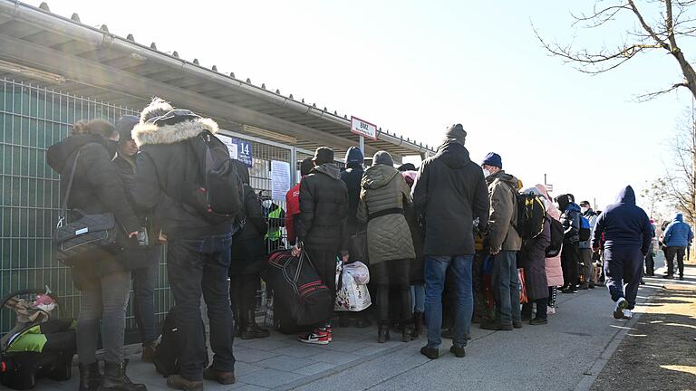 Flüchtlingsunterkunft       -  Im Landkreis München sind die Behörden mit der Anzahl der Geflüchteten überfordert. (Symbolbild)