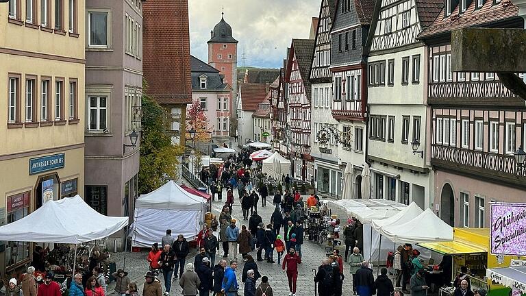 Einkaufsbummel vor der idyllischen Fachwerk-Kulisse der Ochsenfurter Altstadt: Am Sonntag ist dort Wintermarkt. Einkaufsbummel vor der idyllischen Fachwerk-Kulisse der Ochsenfurter Altstadt: Am Sonntag ist dort Wintermarkt. 