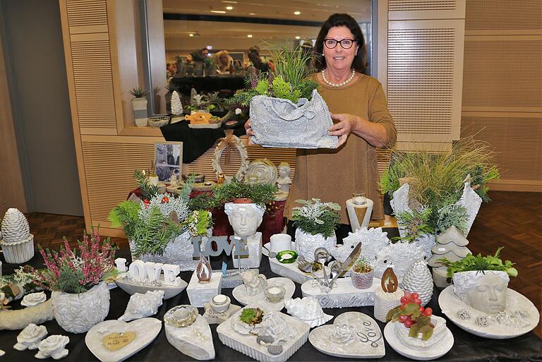 Ausgefallen ist das Hobby von Hildegard Gumler aus Güntersleben, Dekoratives aus Beton zu fertigen, wie eine Pflanzschale, entstanden aus einer in Beton getränkten Handtasche.