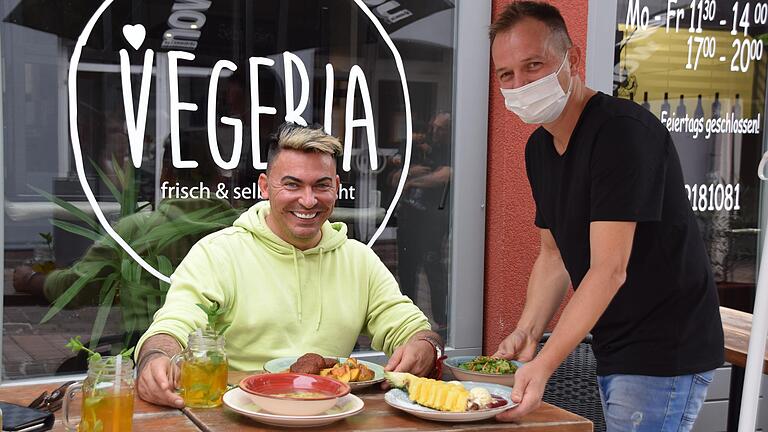 Vorbereitung auf den Kampf: Matthias Mangiapane schätzt und genießt das vegetarische Essen, das ihm Stefan Bauer in der Vegeria serviert.