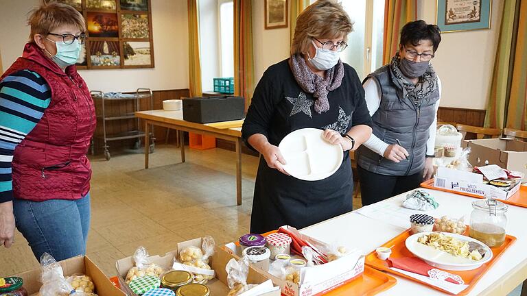 Dorothea Harth, Birgitt Reinhart und Margot Büttner bei der Zusammenstellung der Menüs für die Wargolshäuser Senioren. Anstelle eines Adventsnachmittags gab es Hochzeitsessen to go.