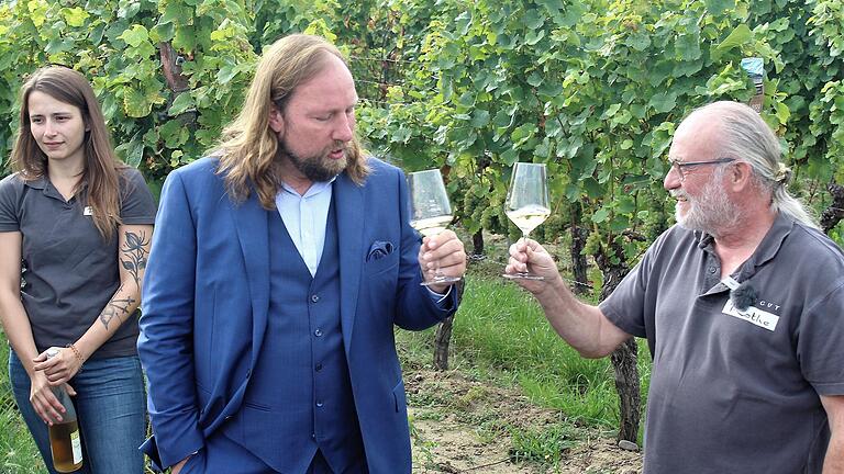 Manfred Rothe (rechts) ist einer der Pioniere des fränkischen Bioweinbaus. Da kam&nbsp; im Wahlkampf 2021 mit Anton Hofreiter (Bündnis 90/Die Grünen) schon mal politische Prominenz vorbei.&nbsp;